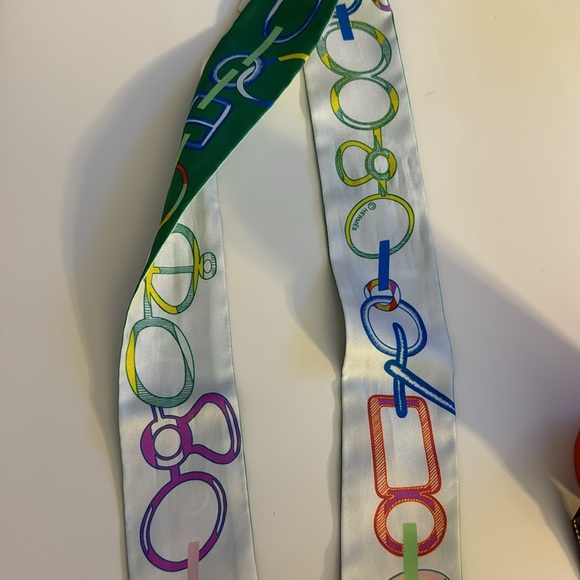 AUTHENTIC HERMÈS EXCELLENT CONDITION used once Green and White Twilly - Picture 7 of 13